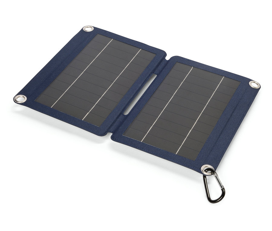 Aufgeklapptes blaues Solarpanel mit Karabinerhaken liegt auf einem weißen Untergrund.