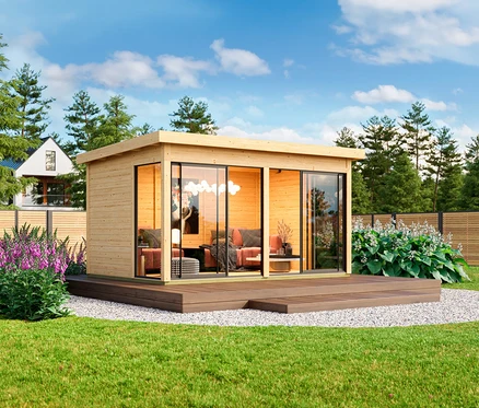 Im Garten steht ein Karibu Modernes Gartenhaus »Noelia 5« mit Schiebetür und Dacheindeckung, 38 mm, mit Terrasse, Sitzmöbeln und Deko.