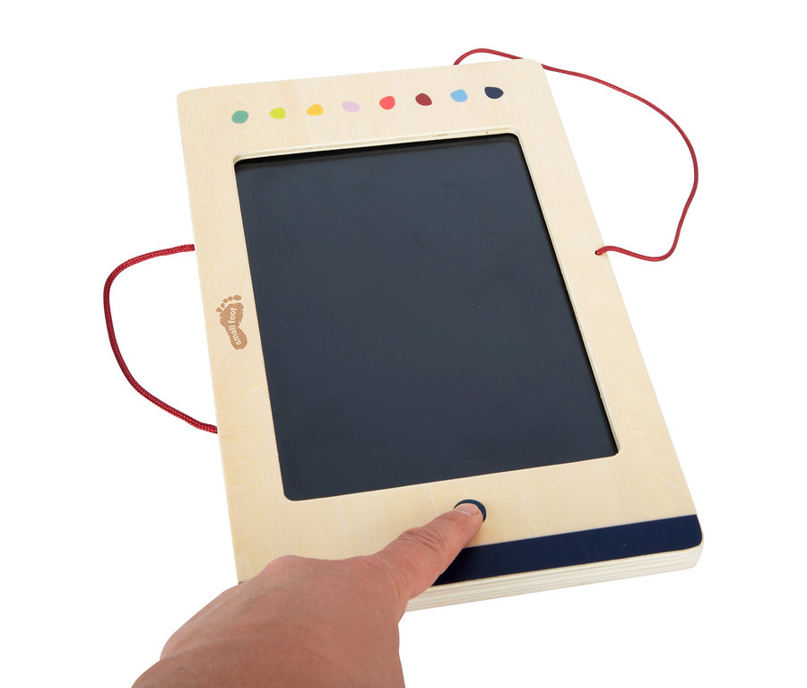 Finger berührt den Knopf der small foot LCD Schreibtafel »Educate« mit bunten Punkten und roter Kordel.