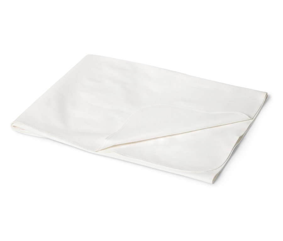 Nahaufnahme einer gefalteten, cremefarbenen Babydecke mit abgerundeten Ecken auf einem weißen Hintergrund.