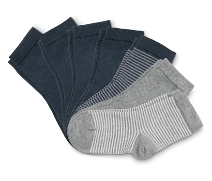 Fächerförmig angeordnete Socken in verschiedenen Farben und Mustern.
