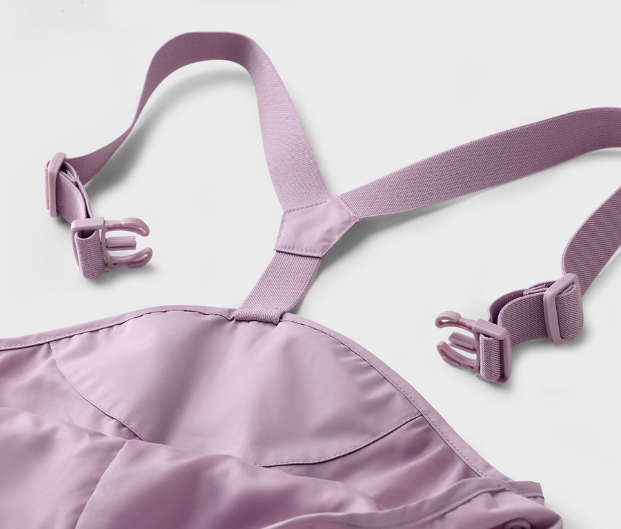 Nahaufnahme von lila Trägern und Schnallen vor einem weißen Hintergrund.