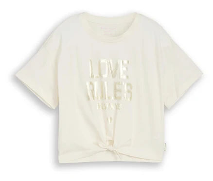 Ein cremefarbenes T-Shirt mit der Aufschrift "Love Rules Always" und einem Knoten vorne.