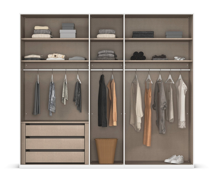 Offener Kleiderschrank mit Regalen, Schubladen, Kleiderstangen, Kleidung, Korb und Schuhen.