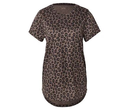 Braunes T-Shirt mit Leopardenmuster und kurzen Ärmeln, freigestellt vor weißem Hintergrund.