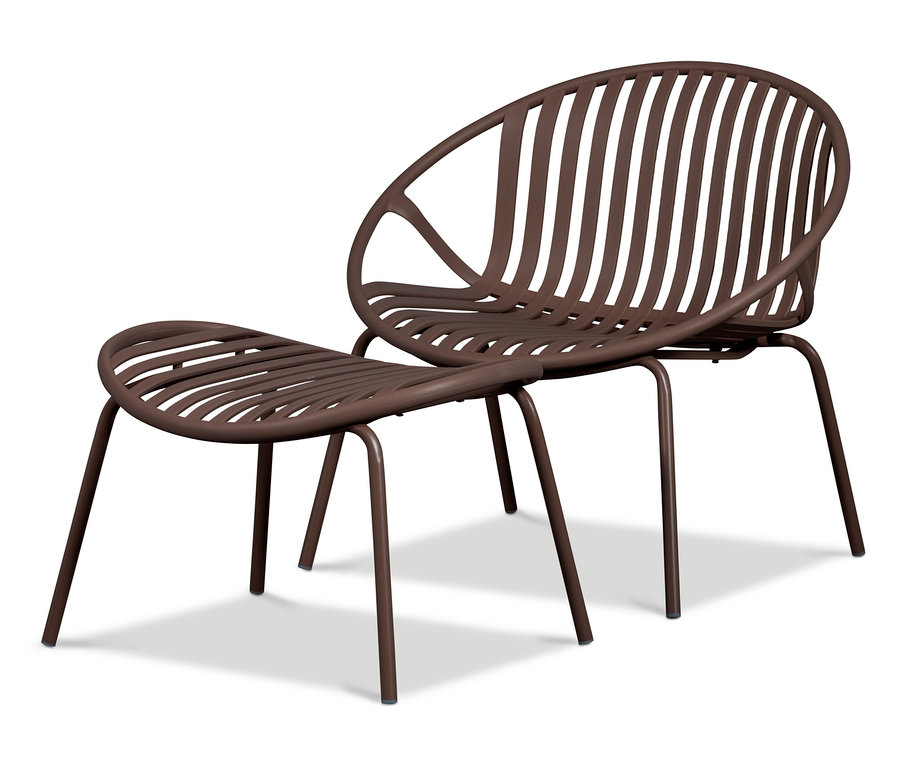 Brauner WOOOD Lounge Sessel mit Hocker, beide mit Lattenrost-Design.