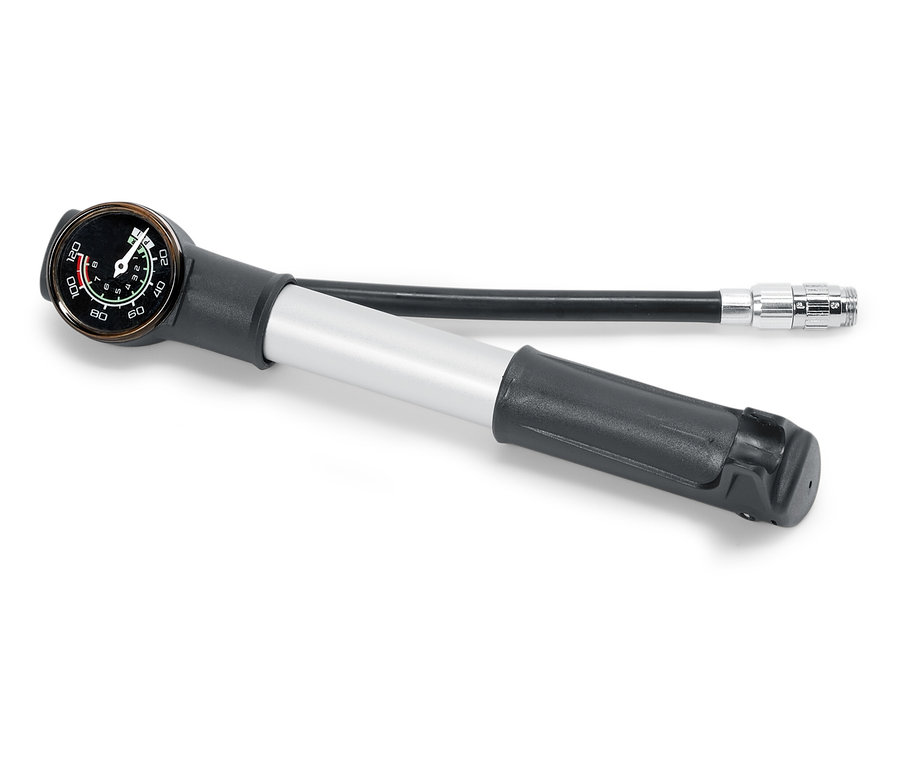 Eine Fahrradpumpe mit Manometer liegt auf einem weißen Hintergrund.