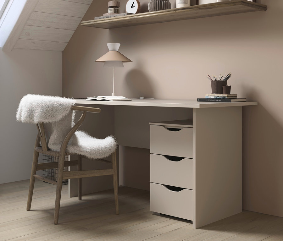 Beige/champagnerfarbenes rauch Set »Frieda« mit Bett, Nachttisch, 4-türigem Kleiderschrank und Schreibtisch. Der Schreibtisch steht vor einer Wand, ein Stuhl mit Fellauflage davor.