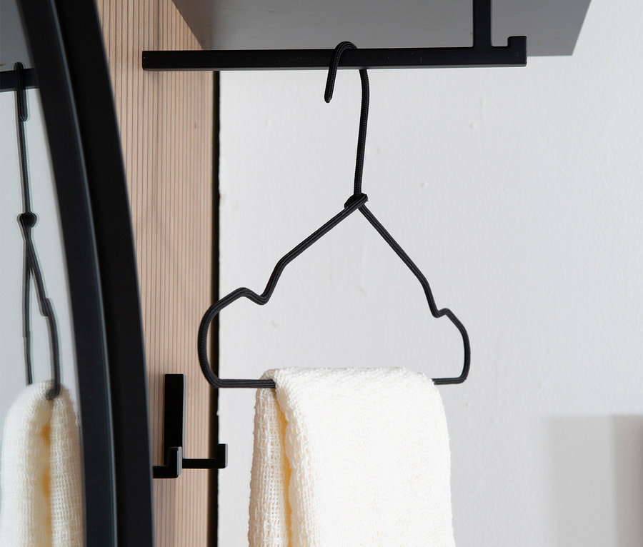 Eine Nahaufnahme der Roba Kompaktgarderobe »Salon« mit einem cremefarbenen Handtuch, das auf einem schwarzen Bügel hängt.