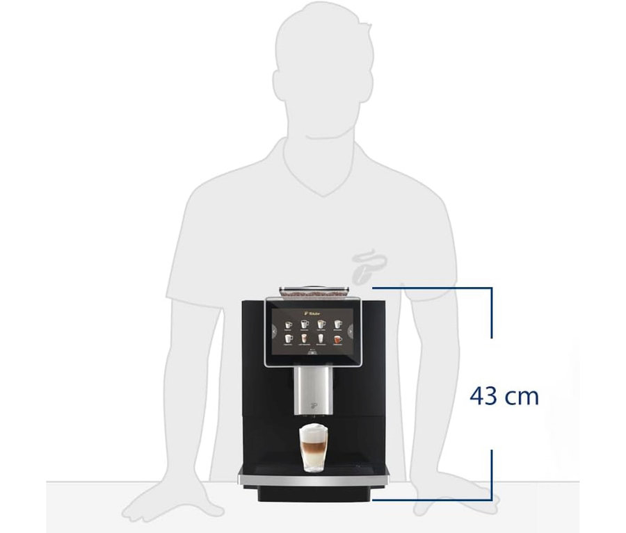 Ein 43 cm hoher »Tchibo Office« Kaffeevollautomat mit einer Tasse Kaffee.