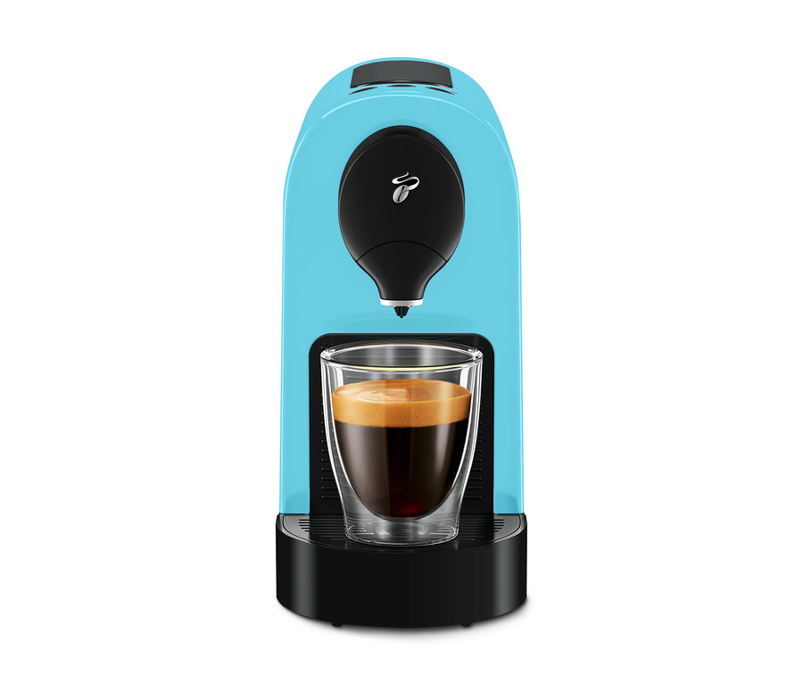 Eine hellblaue Kaffeekapselmaschine mit einer Tasse Kaffee darunter.