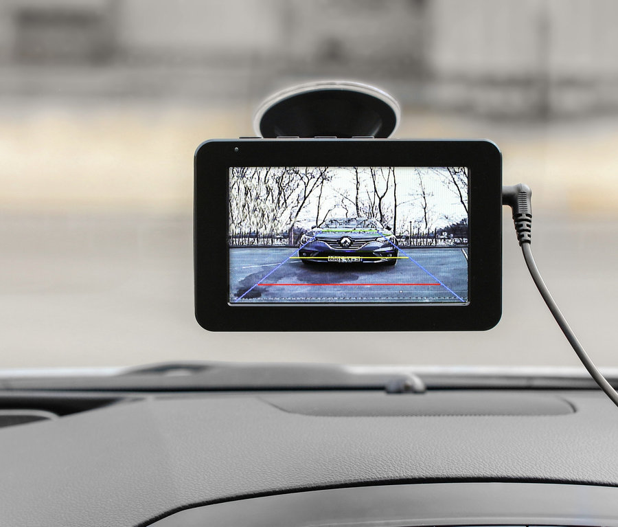 Ein schwarzer EUFAB kabelloser Rückfahrkamera-Monitor, der am Armaturenbrett eines Autos befestigt ist und eine Rückansicht eines Autos zeigt.
