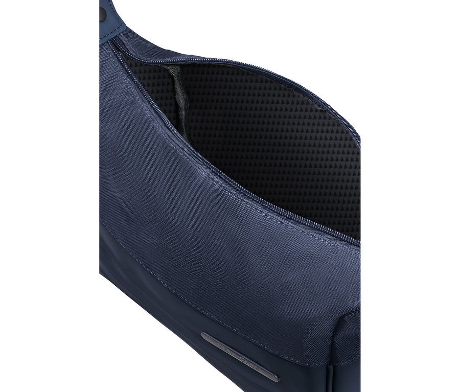 Nahaufnahme einer dunkelblauen Tasche mit offenem Reißverschluss, die ein dunkles Innenfutter mit dreieckigem Muster zeigt. Eine kleine Metallleiste ist unten sichtbar.