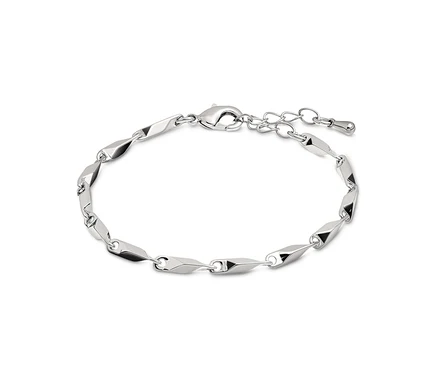 Silbernes Armband mit dekorativen Elementen auf weißem Hintergrund.