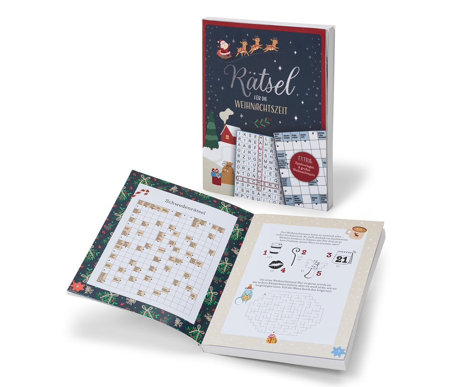 Abgebildet sind drei Bücher zum Thema Weihnachten, eines geschlossen und zwei geöffnet.