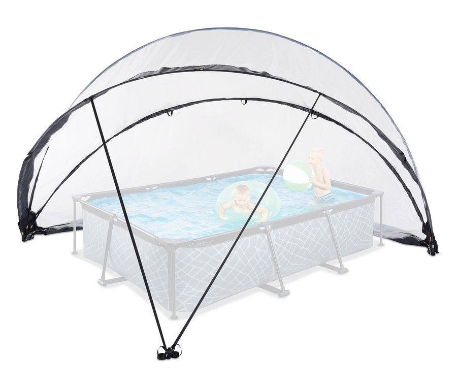 Transparente, gewölbte Pool-Überdachung mit schwarzen Stützen über einem rechteckigen Pool. Zwei Kinder spielen darin: eines in einem grünen Schwimmring, das andere mit einem grün-weißen Wasserball.