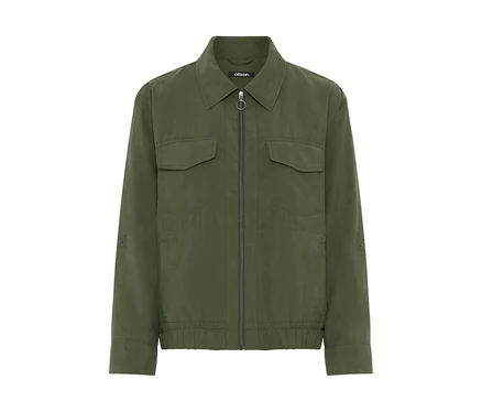 Olivgrüne Jacke mit Kragen, durchgehendem Reißverschluss, zwei Brusttaschen und elastischem Saum. Marke Olsen.