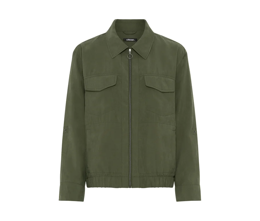 Olivgrüne Jacke mit Kragen, durchgehendem Reißverschluss, zwei Brusttaschen und elastischem Saum. Marke Olsen.