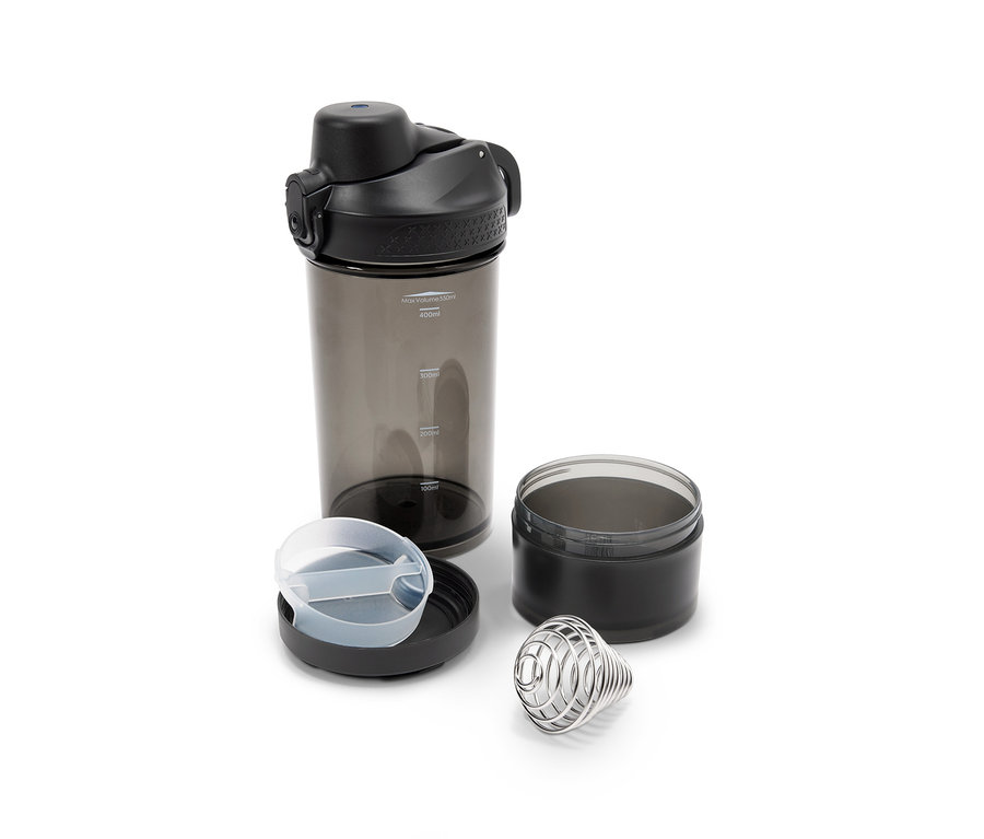 Ein zerlegter grauer Protein-Shaker mit Messbecher, Behälter und Schneebesen.