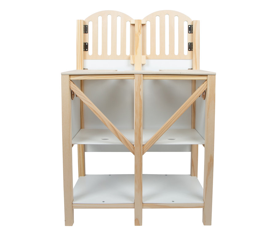 Der small foot Hobby-Horse-Pferdestall aus hellem Holz mit zwei Regalböden und zwei Pferdeboxen mit Gattertüren.