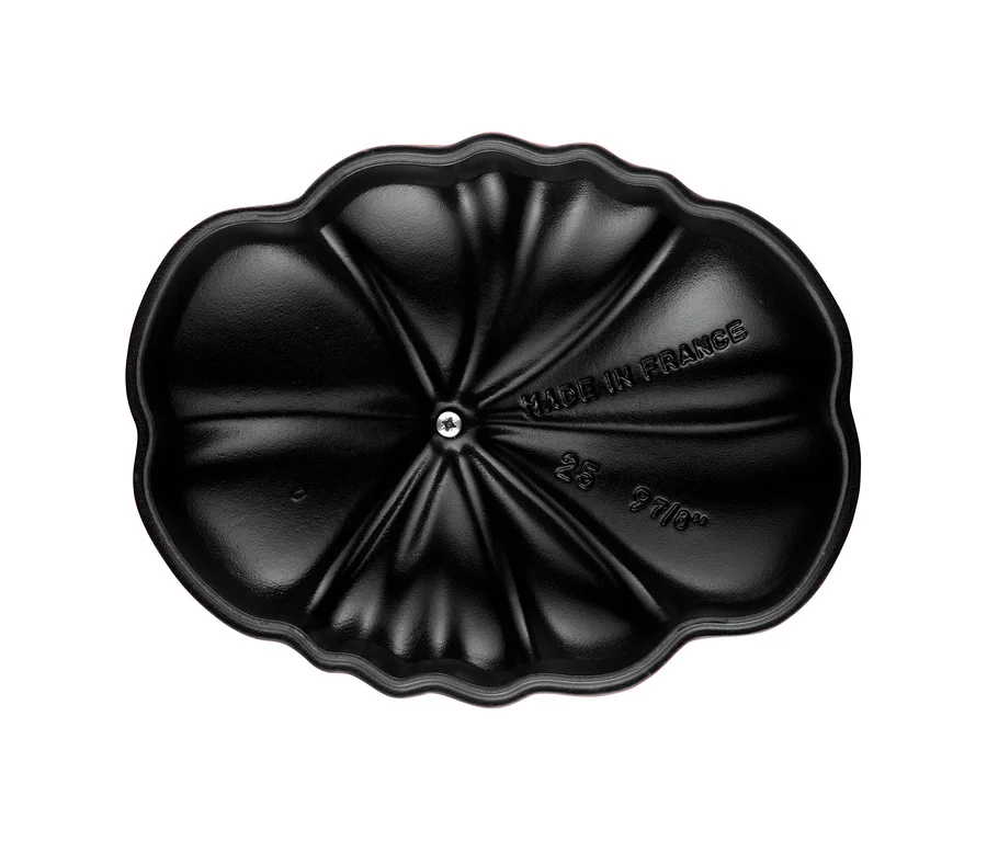 Unterseite des schwarzen STAUB Gusseisen-Deckels in Tomatenform, ca. 25 cm, mit Prägung „MADE IN FRANCE“ und „25 9 7/8“.