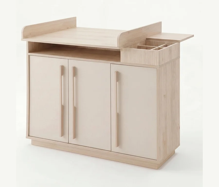 Helle Wickelkommode aus Holz mit erhöhtem Aufsatz, offenem Fach, teilweise geöffneter Schublade mit Unterteilungen und drei Schranktüren mit vertikalen Griffen.
