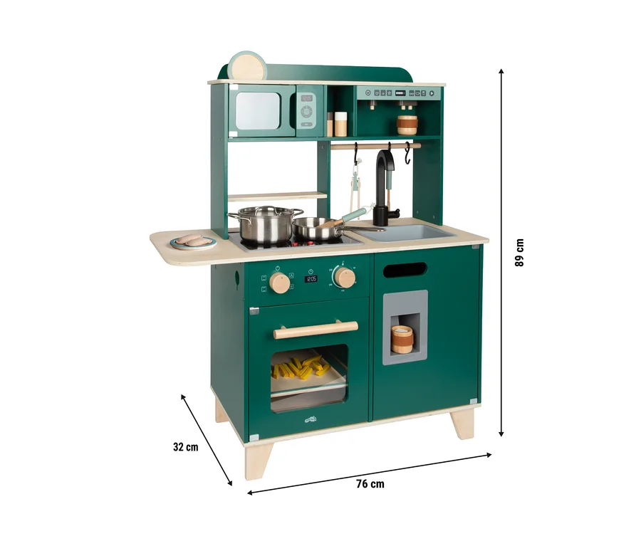 Grüne Spielküche aus Holz mit Herd, Backofen, Mikrowelle, Spüle und Zubehör. Die Küche ist 89 cm hoch, 76 cm breit und 32 cm tief.