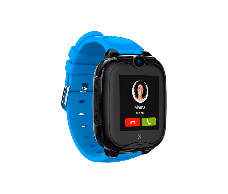 Nahaufnahme der blauen Xplora XGO2 Kinderuhr, die einen eingehenden Anruf von 'Mama' auf dem Display anzeigt.