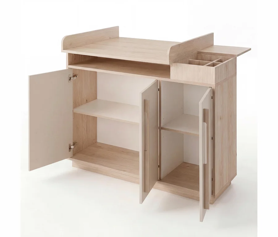 Helle Wickelkommode aus Holz mit Wickelauflage oben, einem integrierten Organizer mit mehreren Fächern rechts und einem offenen Regal darunter. Drei Schranktüren sind geöffnet und zeigen weiße Regalböden im Inneren.