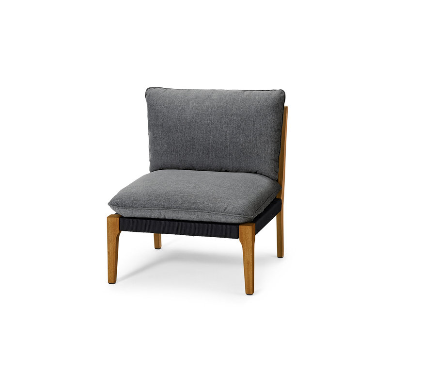 Ein Loungemöbel-Einzelsessel mit grauem Sitz und Rückenlehne auf einem weißen Hintergrund.