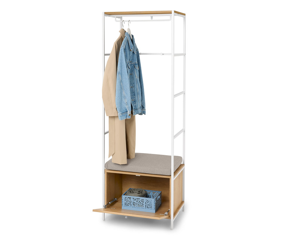 Garderobenständer mit beiger Jacke, Jeansjacke und beiger Hose auf Kleiderbügeln, grauer Sitzfläche und blauem Korb mit Kleidung.