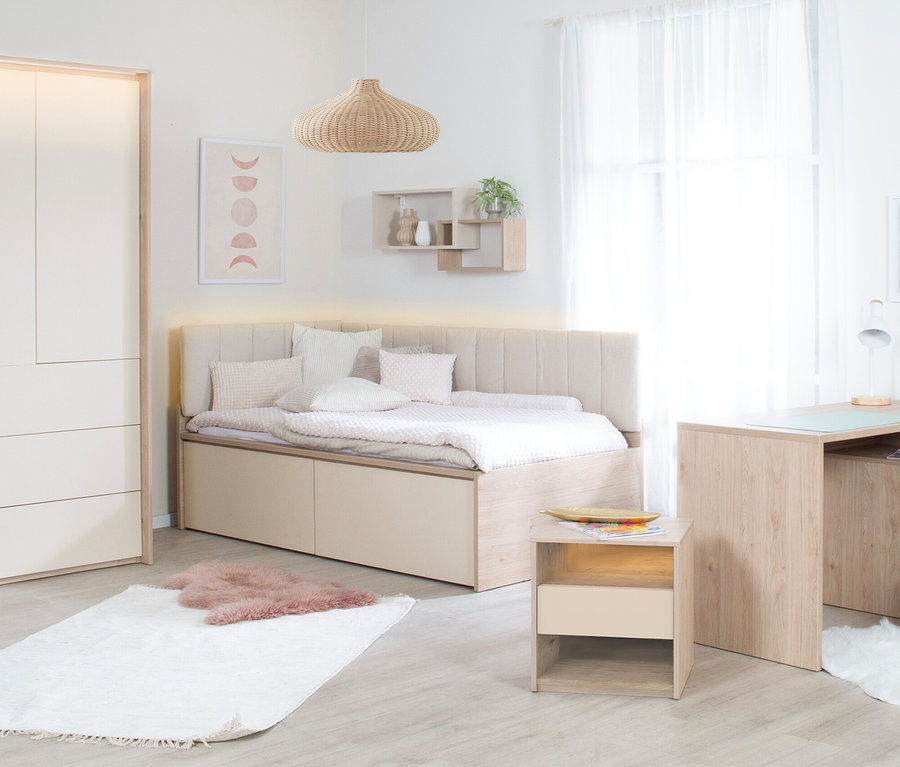 Ein helles Schlafzimmer mit einem Roba Jugendbett »Louisa«, 90 x 200 cm, einem Schreibtisch, einem Schrank und einem Nachttisch.