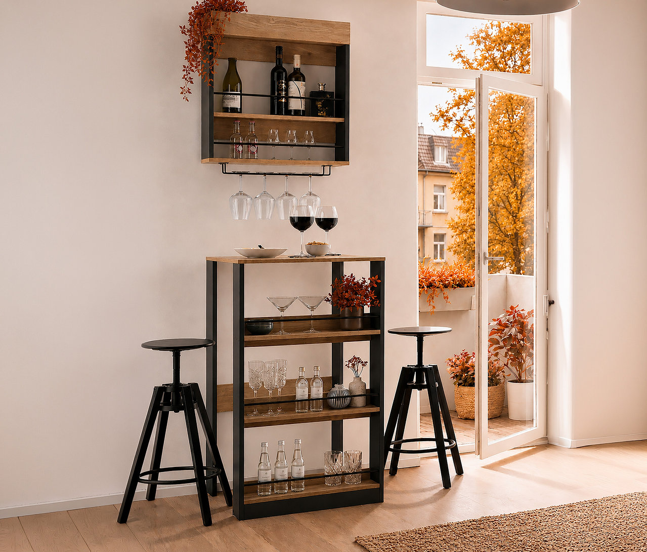 Anthrazitfarbenes Barregal Kolari an der Wand, darunter Stehtisch Kolari mit zwei Barhockern. Offener Balkon mit Herbstbäumen.