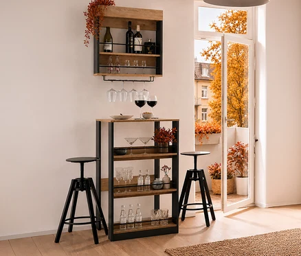Anthrazitfarbenes Barregal Kolari an der Wand, darunter Stehtisch Kolari mit zwei Barhockern. Offener Balkon mit Herbstbäumen.