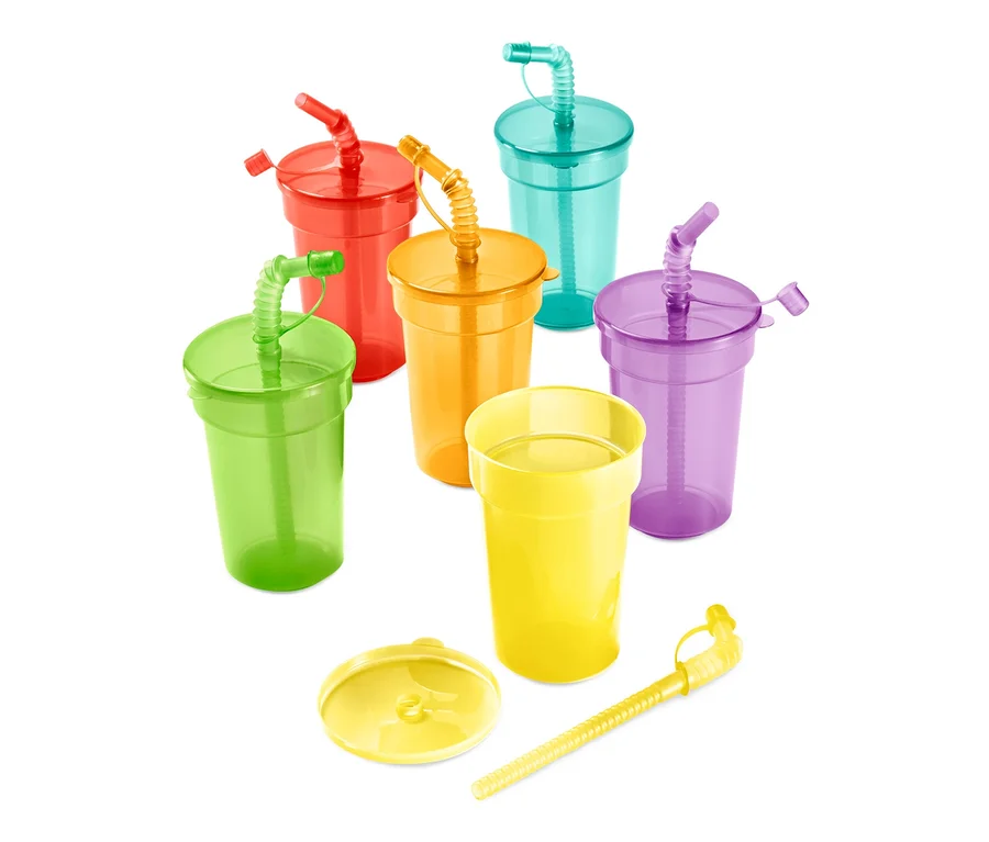 Sechs bunte Becher mit Deckeln und Strohhalmen.