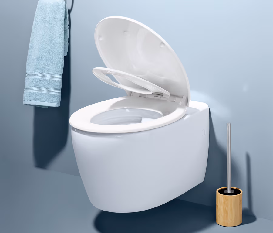 Geöffneter WC-Sitz »Family« mit Absenkautomatik an der Wand neben Handtuch und WC-Bürste.