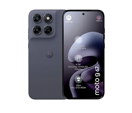 Ein Motorola moto g67 5G Smartphone in Arctic Seal, von vorne und hinten gezeigt. Die dunkelgraue Rückseite hat ein strukturiertes Finish und ein Motorola-Logo, mit einem Kameramodul mit drei Linsen. Die Vorderseite zeigt das Display mit den Logos von Motorola und moto ai, den Spezifikationen 50-MP-Sony LYTIA-Kamera, 6,78" Extreme AMOLED-Display und IP64 MIL-STD-810H, sowie dem vertikal angezeigten Modellnamen moto g 67.