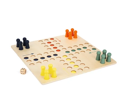 Ein hölzernes Brettspiel mit bunten Spielfiguren und einem Würfel.