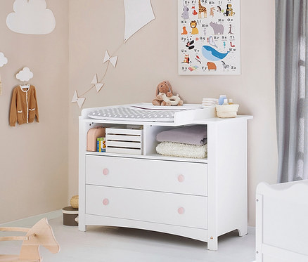 Kinderzimmer mit weißer Pinolino Wickelkommode »Florentina« extrabreit, Gitterbett und Spielzeug.