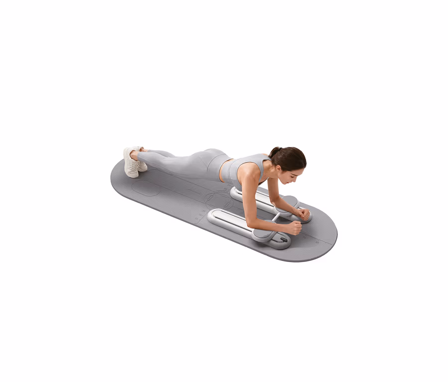 Frau in grauer Sportkleidung macht einen Plank auf einer grauen Matte mit einem grauen und weißen Plank-Trainer.