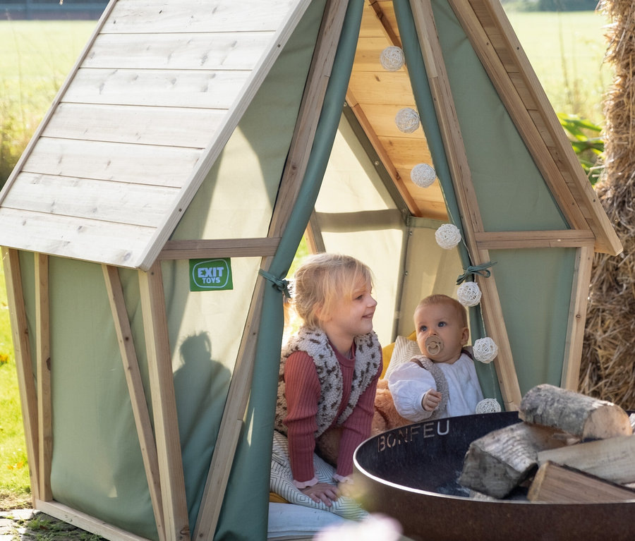 Zwei Kinder sitzen im EXIT Spielhaus »Yuki 100«.