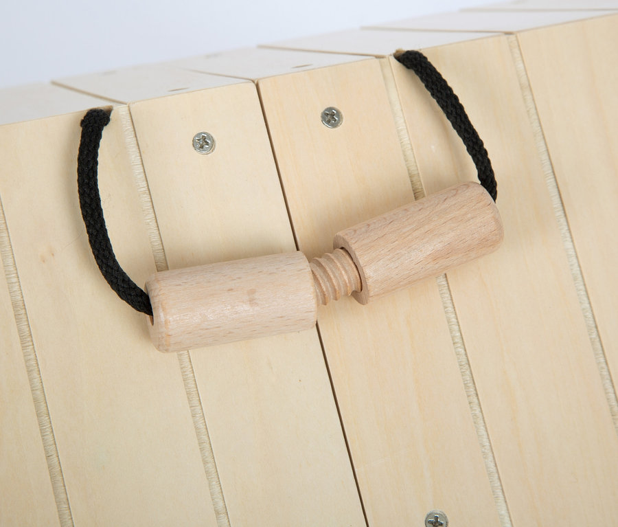 Detail des small foot Hasenstalls mit Auslauf, der einen Griff aus Holz und eine schwarze Schnur zeigt.