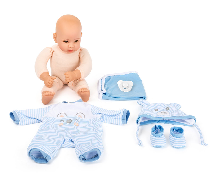 small foot Puppe »Lukas« sitzt neben Puppenkleidung.