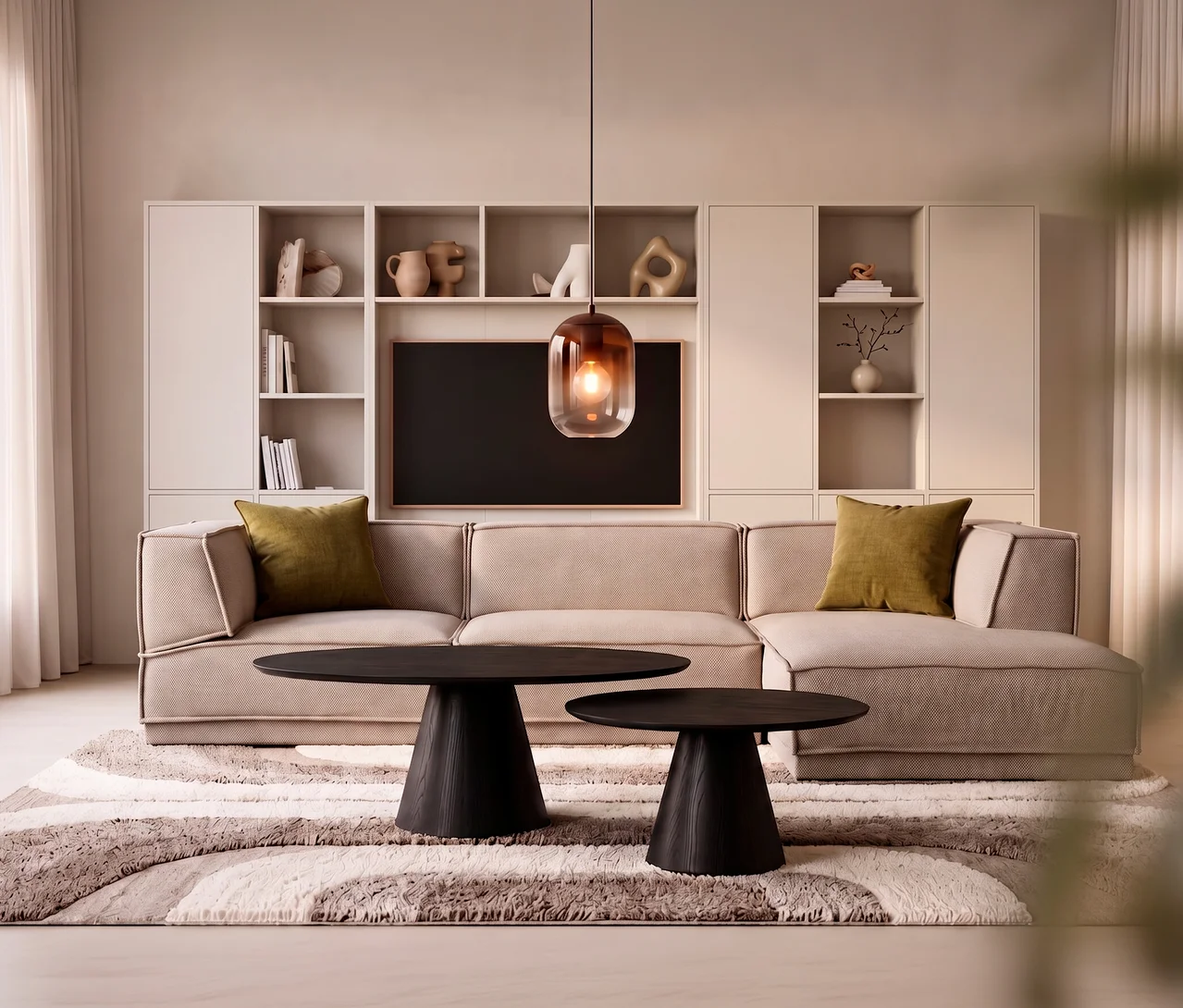 Ein modernes Wohnzimmer mit beigem L-Sofa und zwei runden schwarzen Couchtischen. Dahinter eine helle WOOOD Meggy Ablageschrank-Kombination, bestehend aus einem TV-Ablageschrank, Ablageschränken mit Tür links und rechts sowie schmalen Ablageschränken mit Regalen. Eine braune Hängelampe leuchtet über den Tischen.