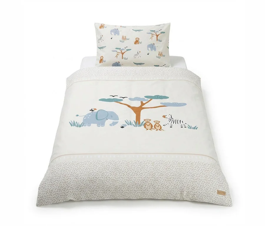 Weißer Bettbezug mit Safari-Tiermotiv. Der Bettbezug zeigt einen Elefanten, zwei Erdmännchen, ein Zebra und einen Baum. Der Kissenbezug hat ein sich wiederholendes Muster kleinerer Safari-Tiere. Der untere Teil des Bettbezugs und die Ränder haben ein gesprenkeltes Muster.