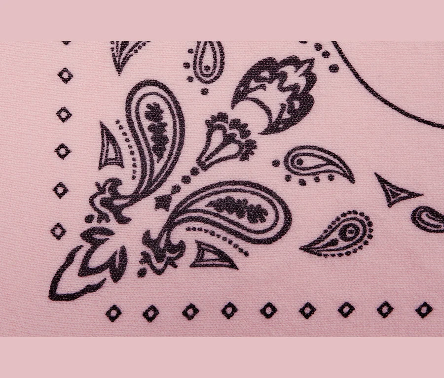 Rosafarbenes Strick-Bandana mit schwarzem Paisley-Muster, aus Wolle und Kaschmir.