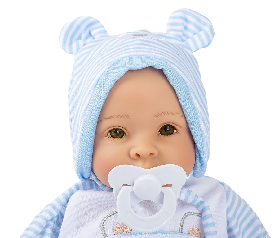 Nahaufnahme der small foot Puppe »Lukas« mit Schnuller und blau-weiß gestreifter Mütze.