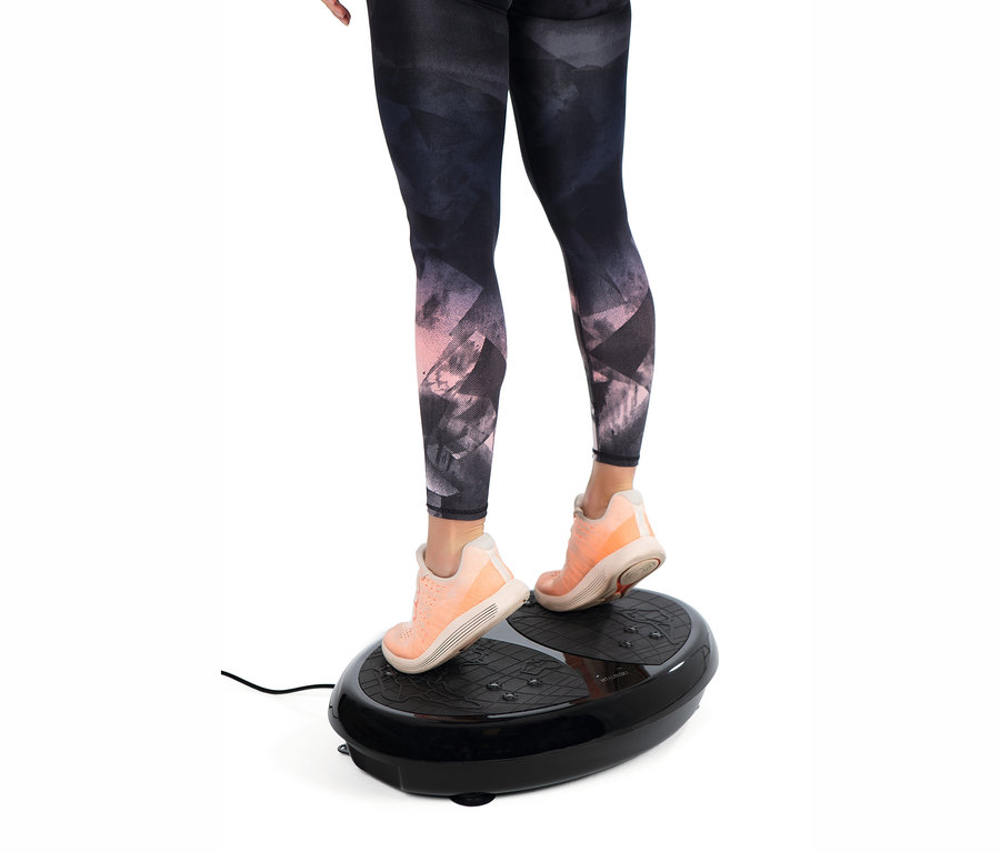 Füße stehen auf dem VITALmaxx Vibrationstrainer.