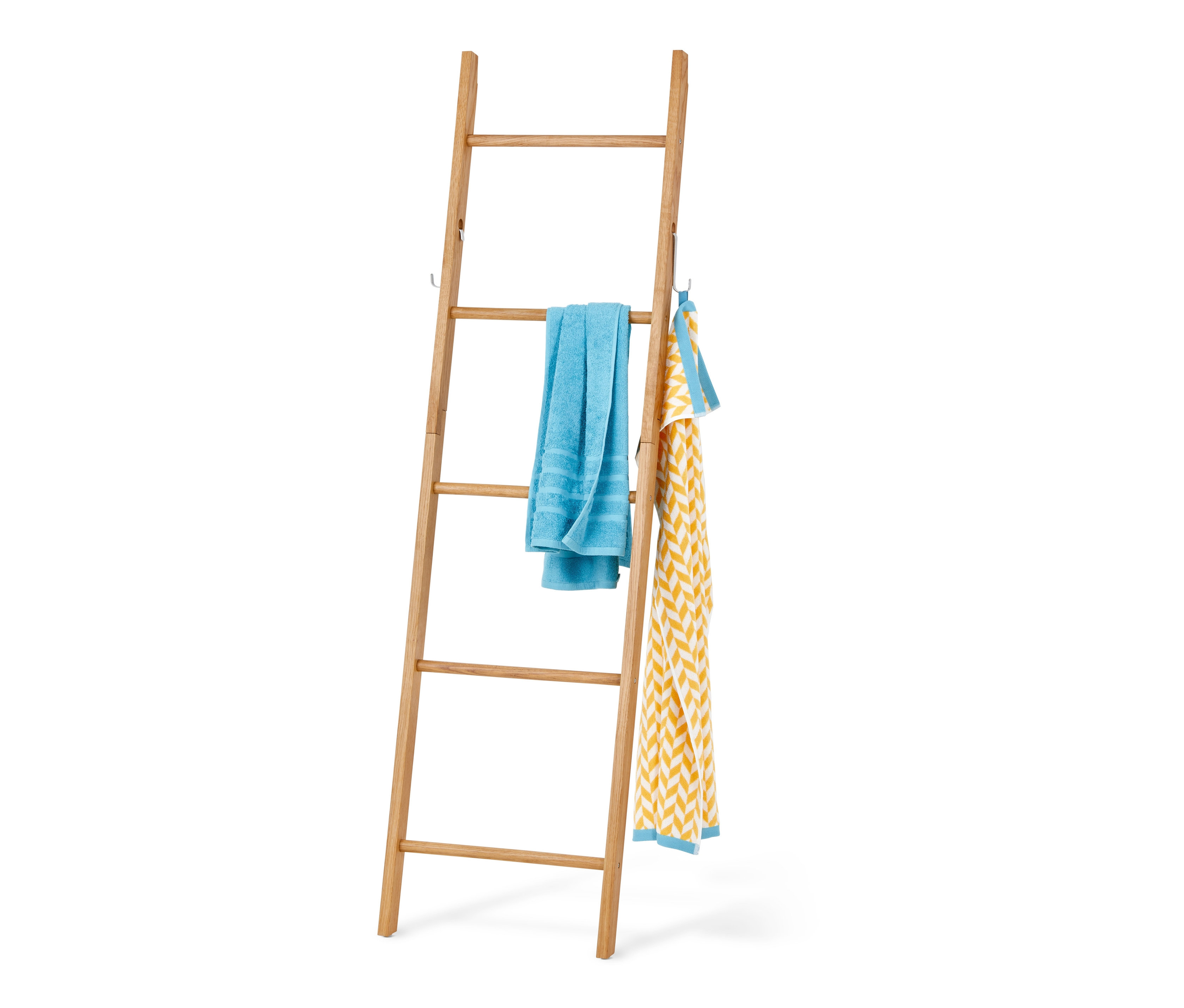 Eine Kleiderleiter aus Eichenholz mit einem blauen und einem gelb-weißem Handtuch.