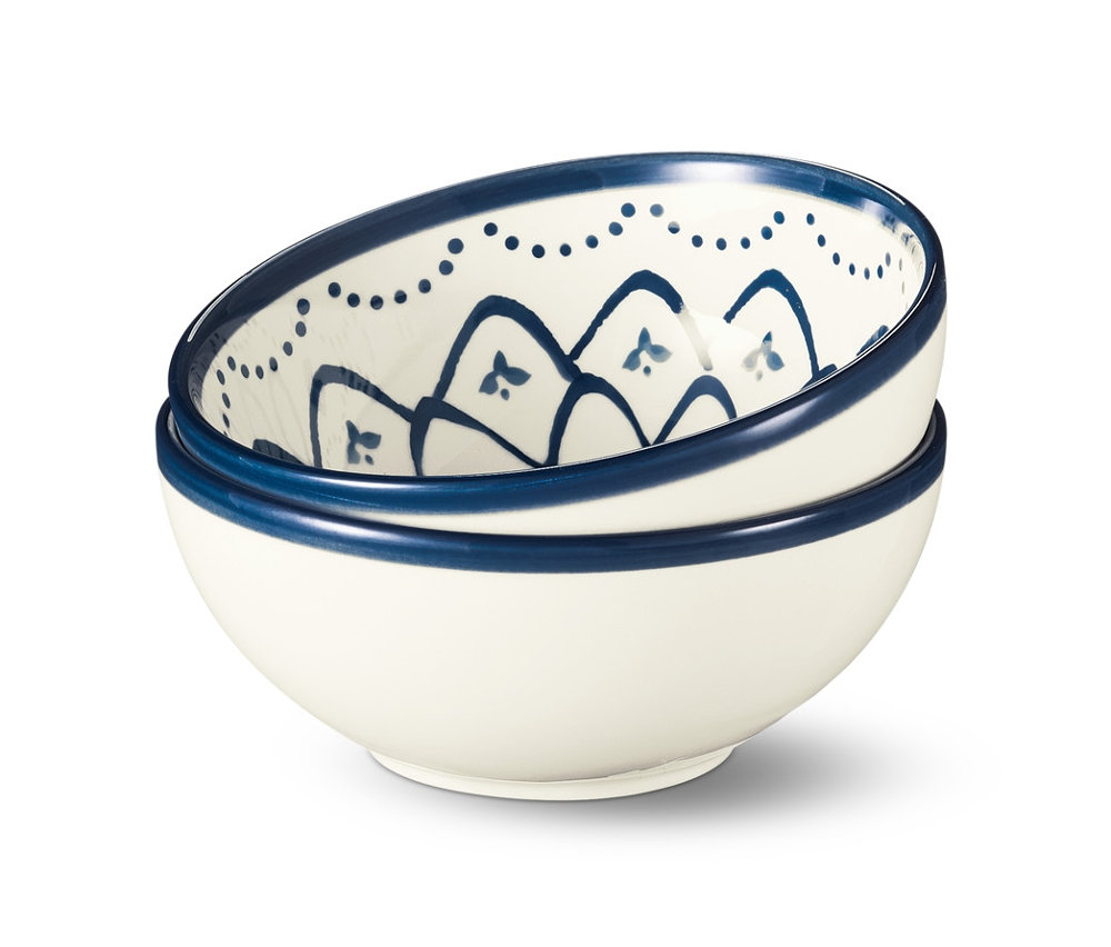 Zwei Schalen mit handbemaltem Dekor sind übereinander gestapelt.